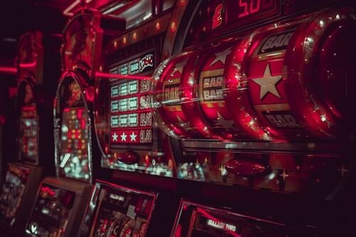 What Makes a Modern Betting Site Worth Using? A Practical Look at Games, Odds, and Live Features